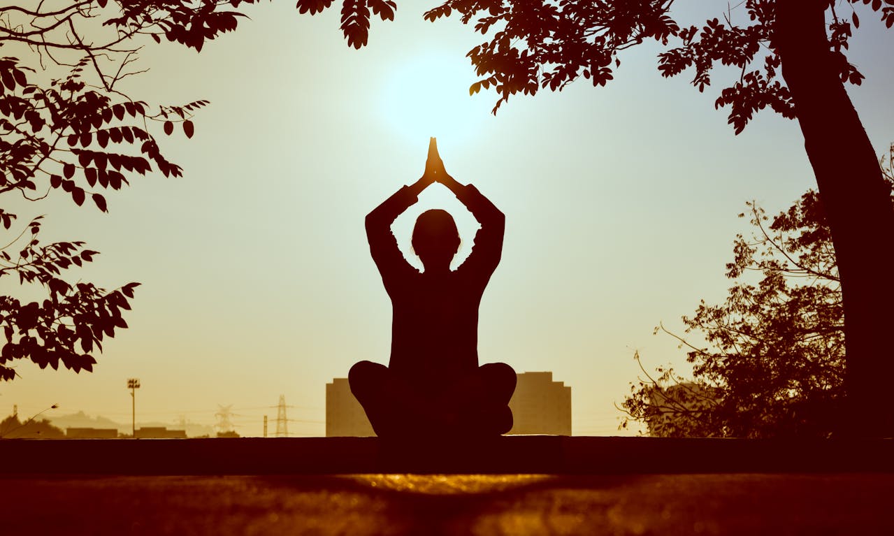 🧘‍♀️ योग निद्रा (योगिक झोप) – दीर्घकालीन वेदना निवारणासाठी
