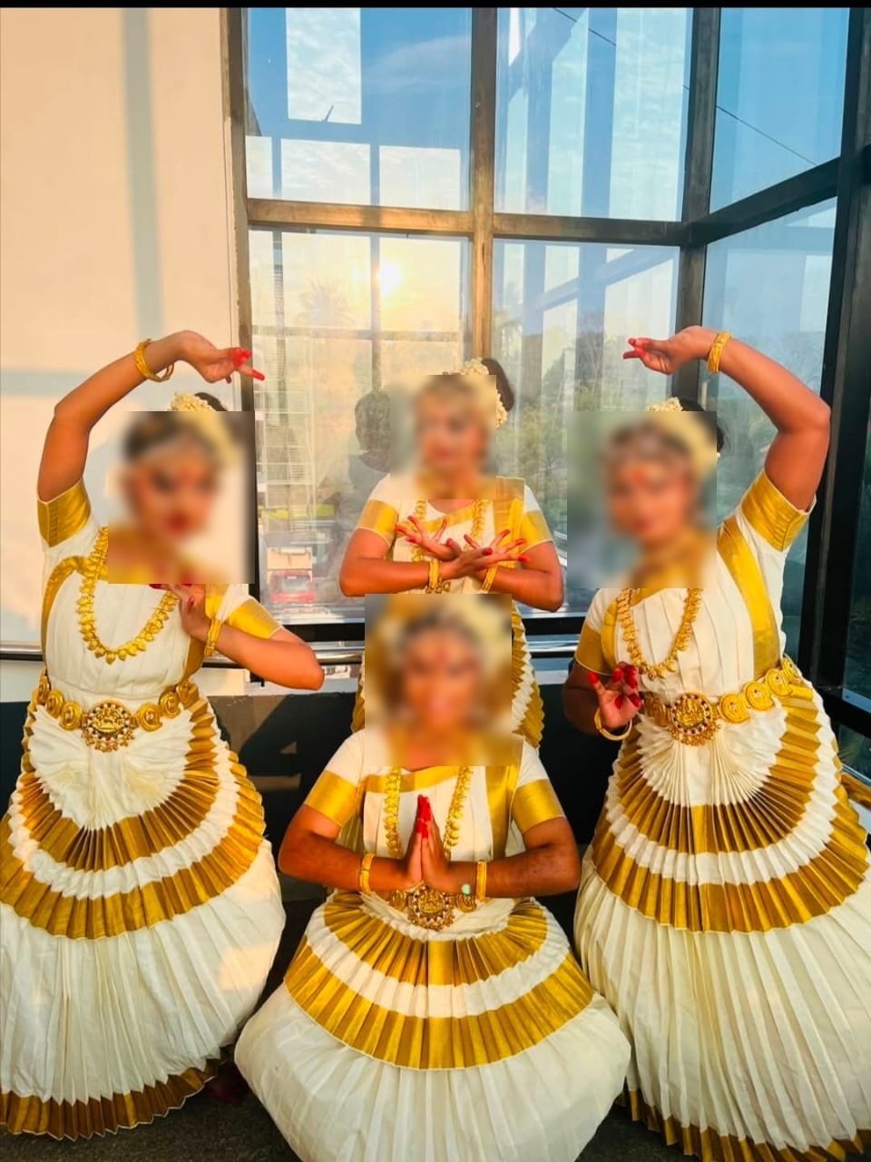 Mohiniyattam Set for rent in Kochi