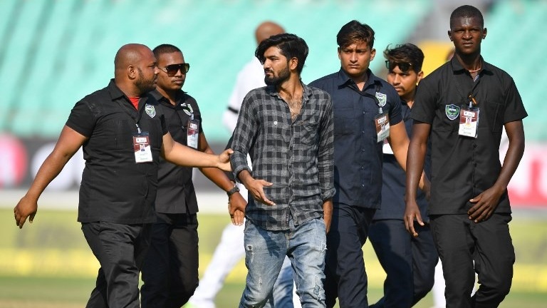 India vs Windies 2018: 1st Test, Day 1- Spectators Interrupts Day's Play While Trying to Take a Selfie With Virat Kohli 1