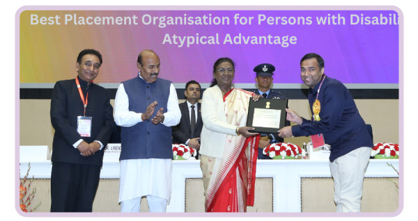 Vineet Saraiwala receiving award from the President.