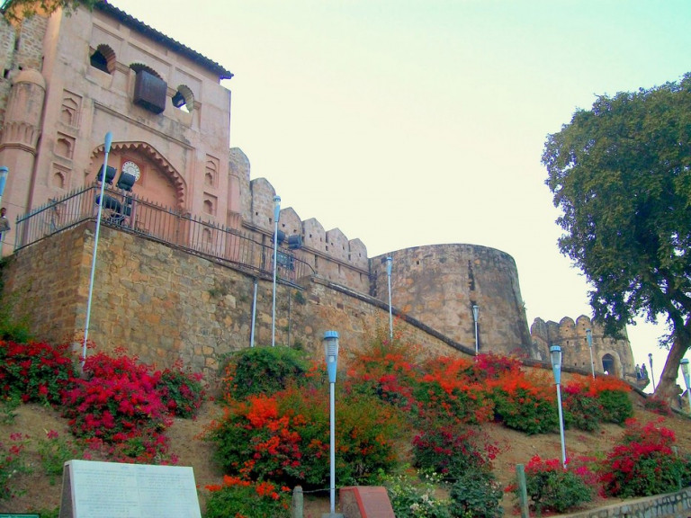 Jhansi to Dehradun Taxi