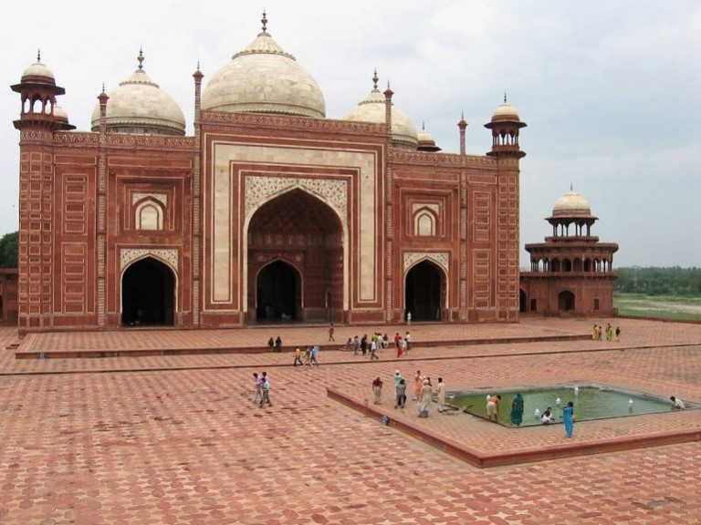Agra to  Jewar Airport Noida Taxi