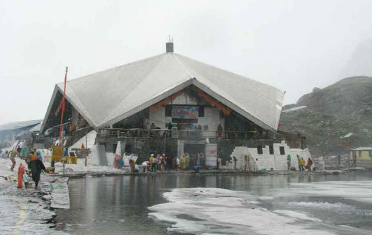Jolly Grant Airport (DED) Dehradun to Sitapur Taxi