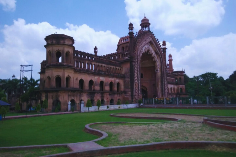 Patna to Lucknow Taxi