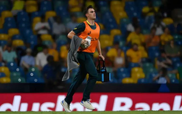 T20 world cup 2024: साथी खिलाड़ियों को पानी पिलाते हुए नजर आए वर्ल्ड चैंपियन स्किपर पैट कमिंस, फोटो हुई वायरल