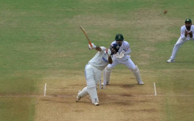 Rishabh Pant One-handed Six Video: ऋषभ पंत ने एक हाथ से छक्का मारकर गेंद को भेजा बाउंड्री के बाहर