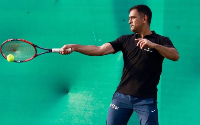 टेनिस खेलते हुए नजर आए पूर्व कप्तान MS Dhoni, वायरल हुई वीडियो