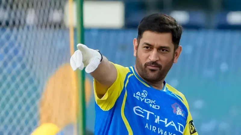 MS Dhoni travels with squad for MI vs CSK encounter, IPL return nears