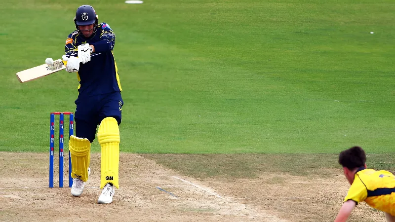 [WATCH] Toby Albert hits six sixes in six balls for Hampshire against Sussex