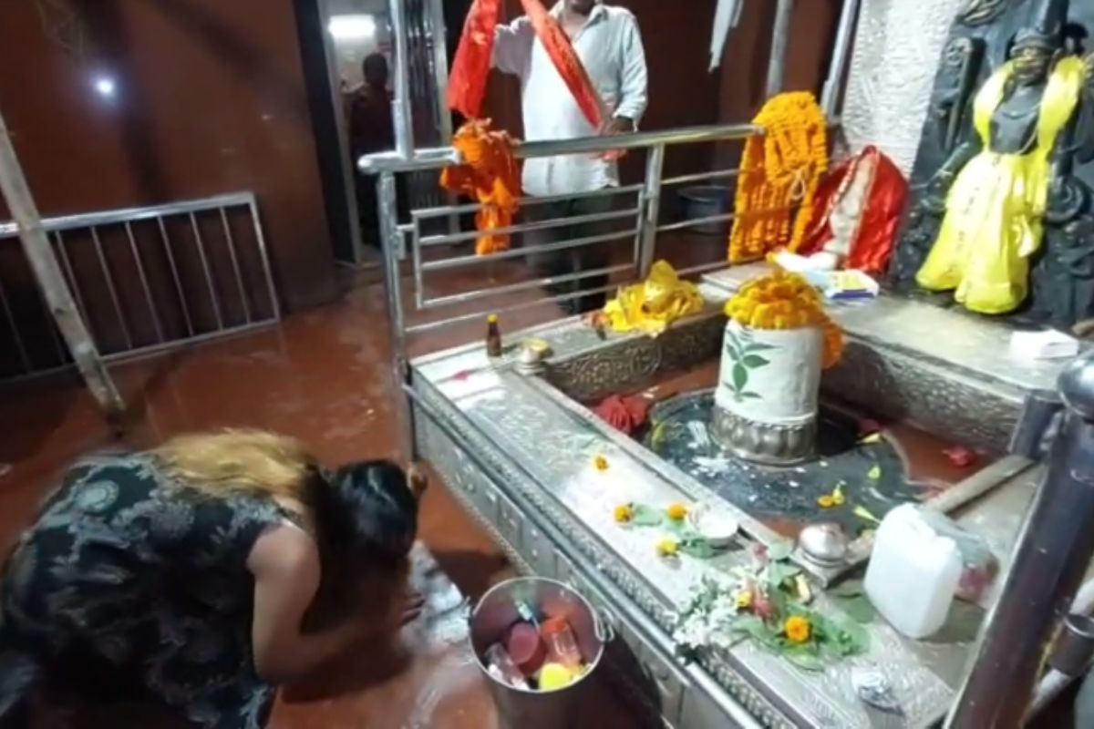 हर रोज बाबा हरिहरनाथ के दरबार पहुंचती है स्विट्जरलैंड की भक्त, भगवान शिव से करती हैं बात 3 A Swiss Devotee Visits Baba Hariharnaths Temple Every Day 2