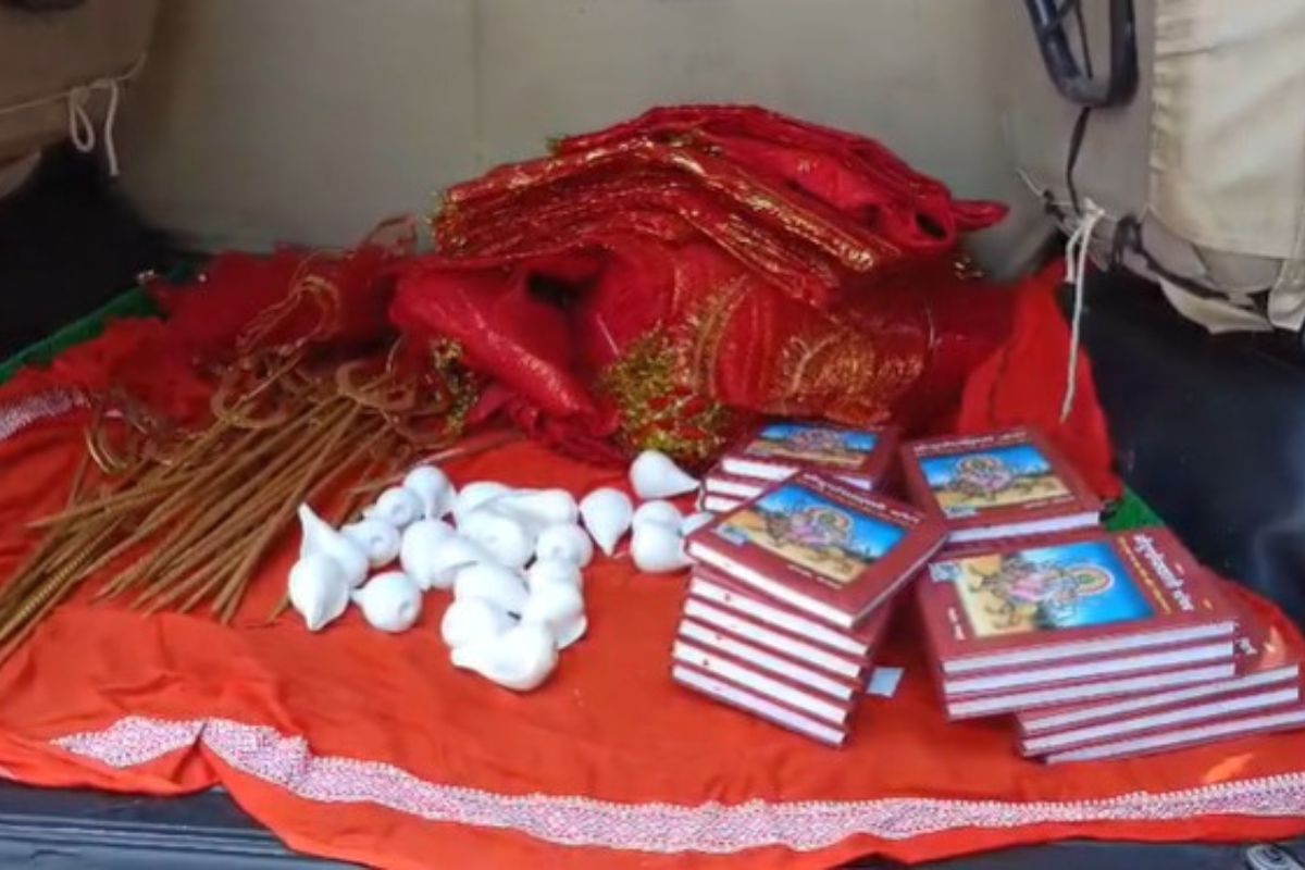 Bjp Mlas Distribute Weapons And Scriptures In Puja Pandals 