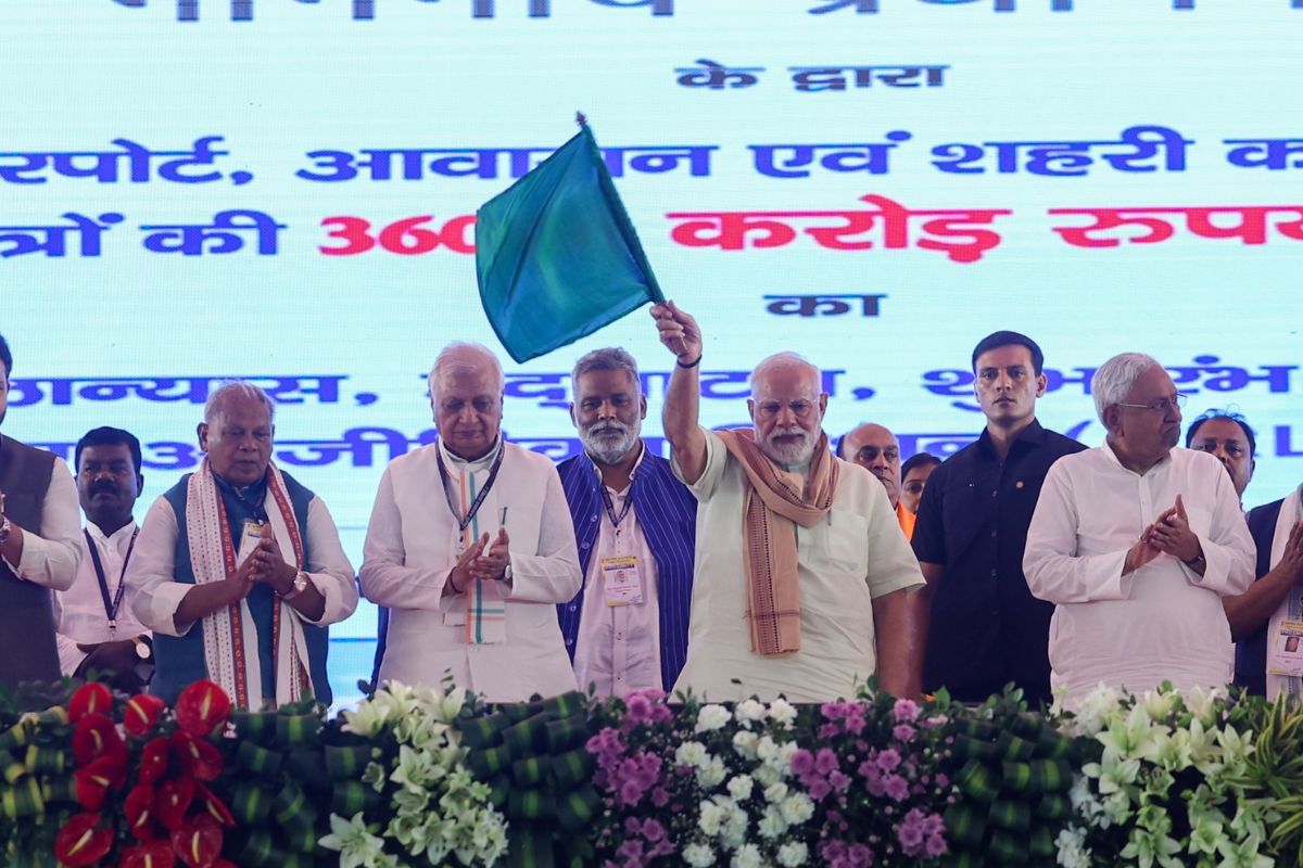 पीएम मोदी के ठीक पीछे पप्पू यादव