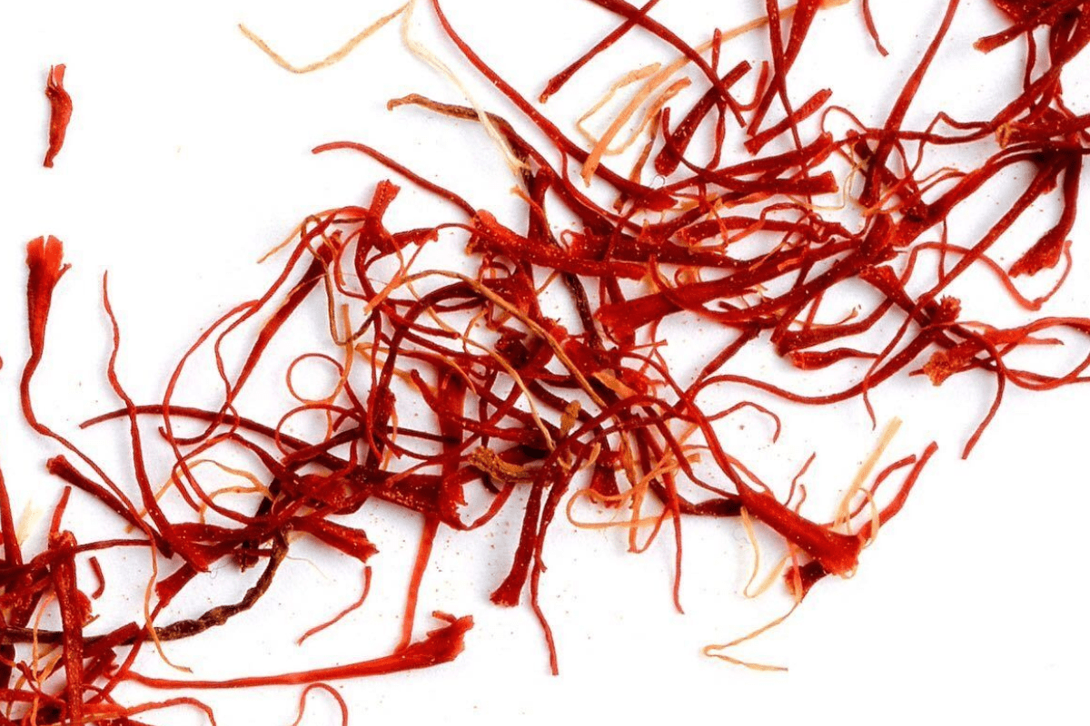 Saffron Ice Cube: चेहरे पर ट्राई करें केसर आइस क्यूब्स और हफ्ते भर में पाएं दमकती त्वचा 1 Saffron Image