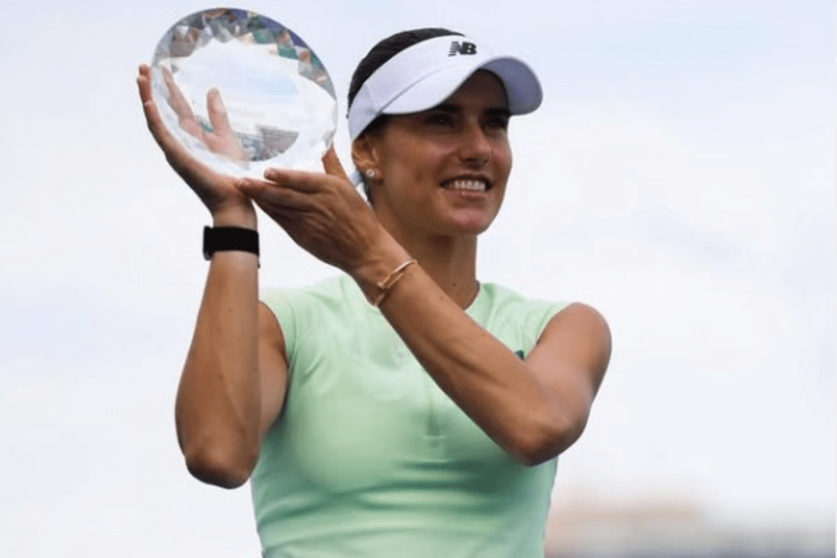 Sorana Cirstea With Trophy