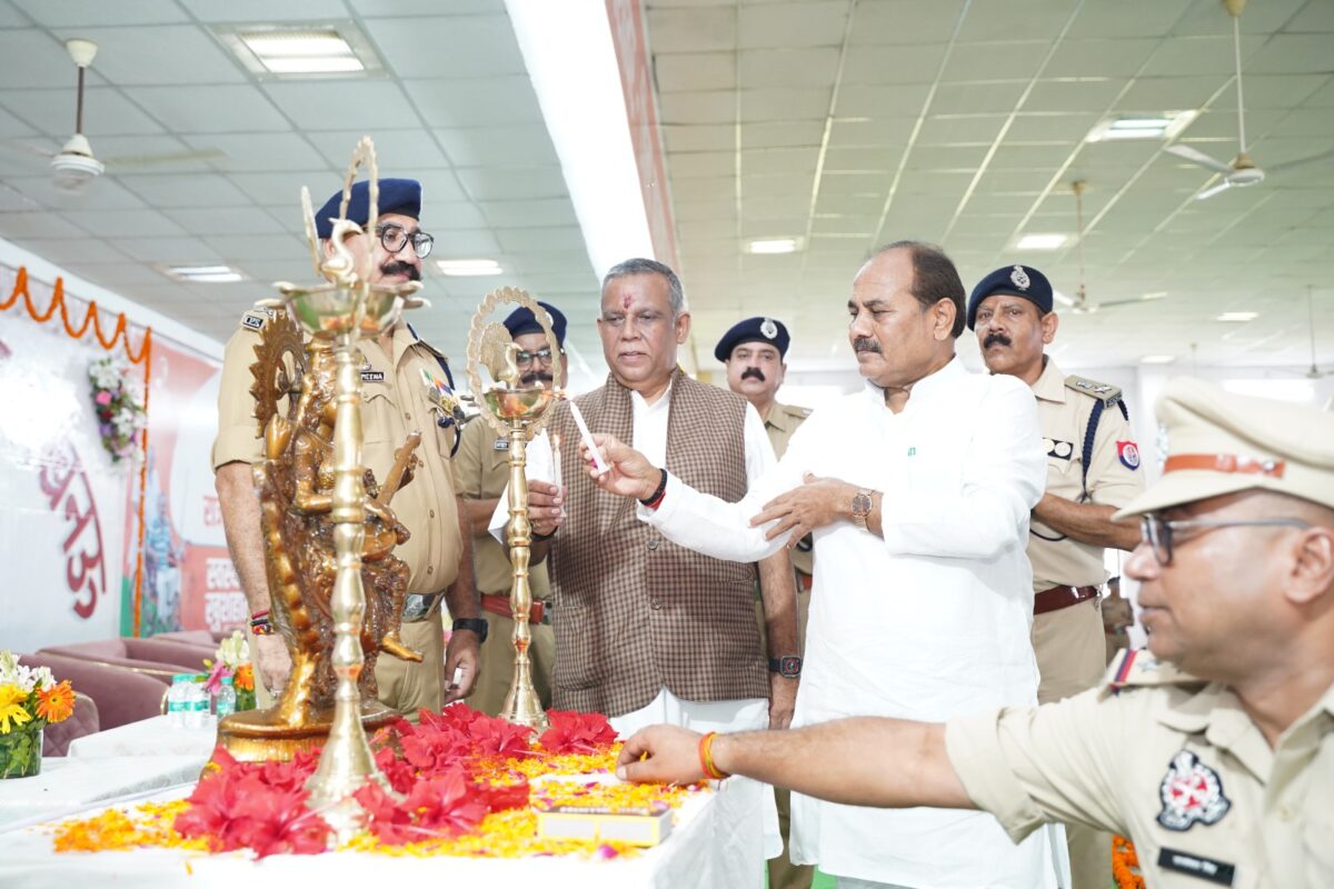 यूपी के मेडिसिन मैन का समाजसेवा का अनोखा अंदाज, कैदियों के बीच जन्मदिन 1 Whatsapp Image 2025 09 10 At 11.23.09 Am