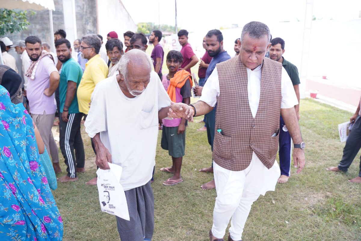 यूपी के मेडिसिन मैन का समाजसेवा का अनोखा अंदाज, कैदियों के बीच जन्मदिन 3 Whatsapp Image 2025 09 10 At 11.23.11 Am