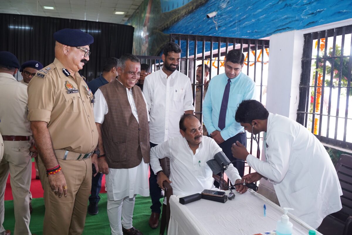 यूपी के मेडिसिन मैन का समाजसेवा का अनोखा अंदाज, कैदियों के बीच जन्मदिन 5 Whatsapp Image 2025 09 10 At 11.23.12 Am