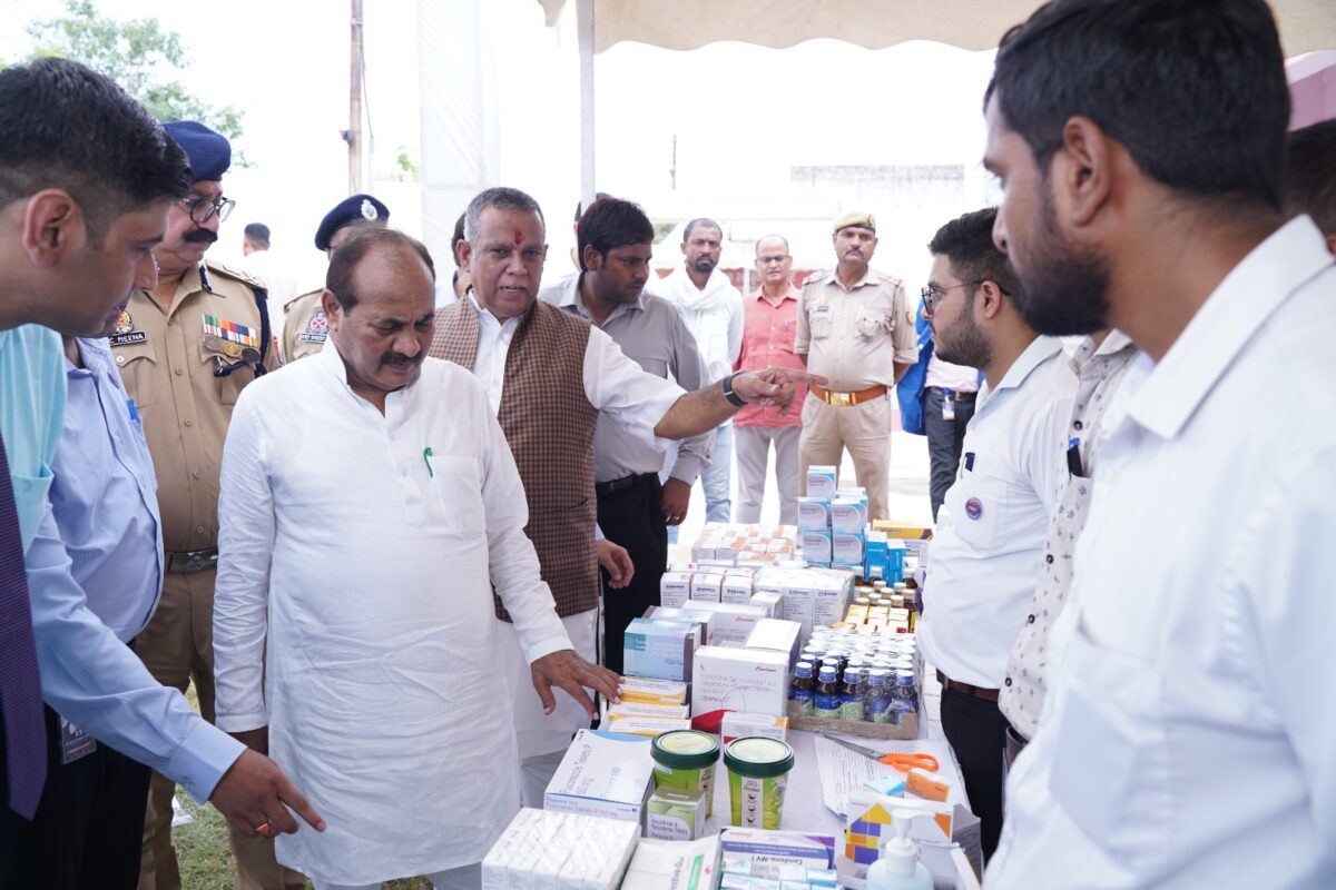 यूपी के मेडिसिन मैन का समाजसेवा का अनोखा अंदाज, कैदियों के बीच जन्मदिन 4 Whatsapp Image 2025 09 10 At 11.23.12 Am1