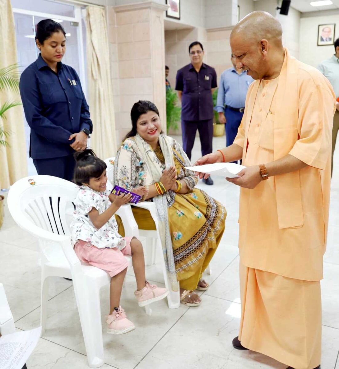 मासूम की फरियाद से पिघले सीएम योगी, बोले- बेटी का होगा एडमिशन 1 Cm Yogi