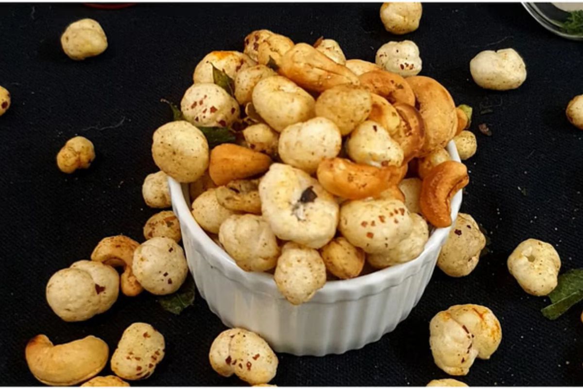 Navratri Special Falahari Namkeen: बिना तला, बिना झंझट, नवरात्रि के लिए बनाएं आसान फलाहारी नाश्ता 1 Falahari Namkeen