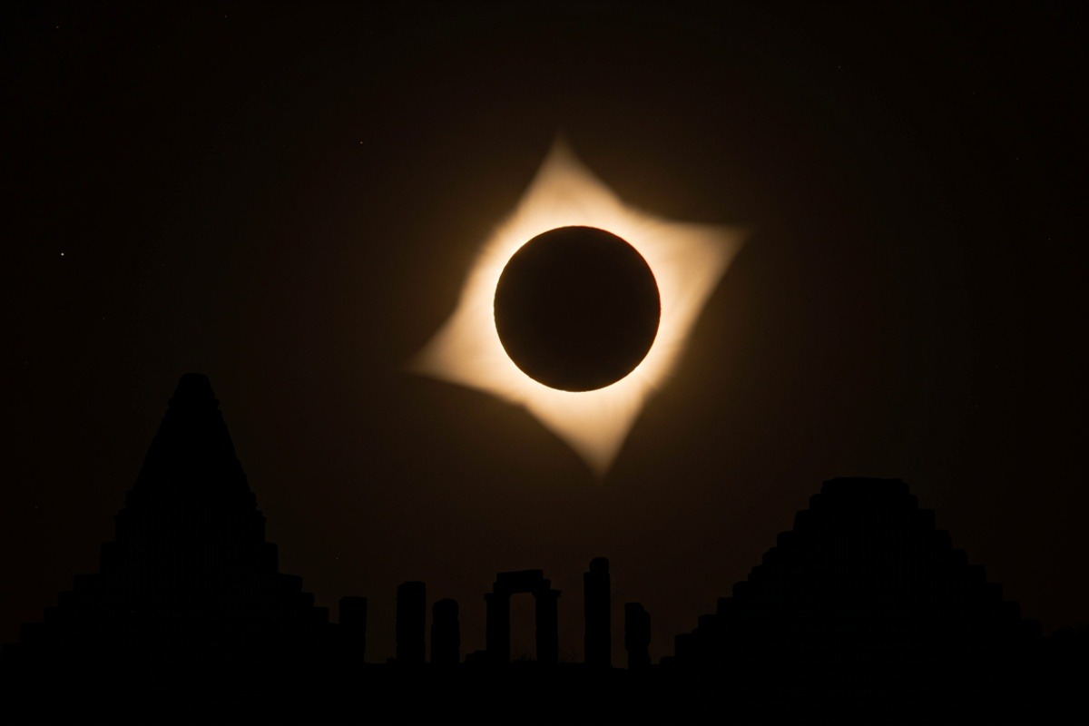 सितंबर में दो ग्रहण: सूर्य और चंद्र ग्रहण का राशियों पर क्या होगा गहरा असर? Illustration