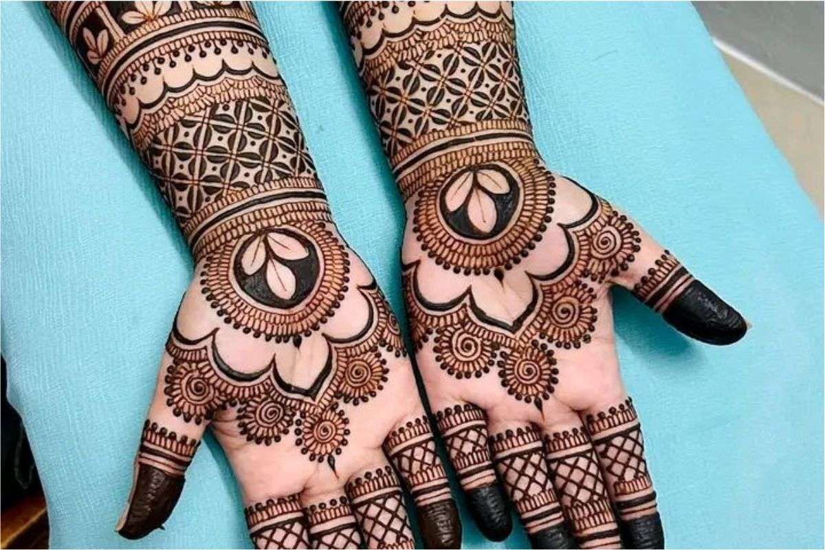 Latest Karwa Chauth Mehndi Designs: पति के नाम से सजाएं हथेलियां, देखें लेटेस्ट मेंहदी डिजाइन्स 6 Latest Karwa Chauth Mehndi Designs