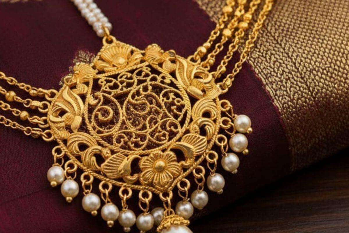 Karwa Chauth Maang Tikka: सिंपल लुक को बनाएं खास, करवा चौथ पर ट्राई करें ये मांग टीका डिजाइन 1 Gold Maang Tikka