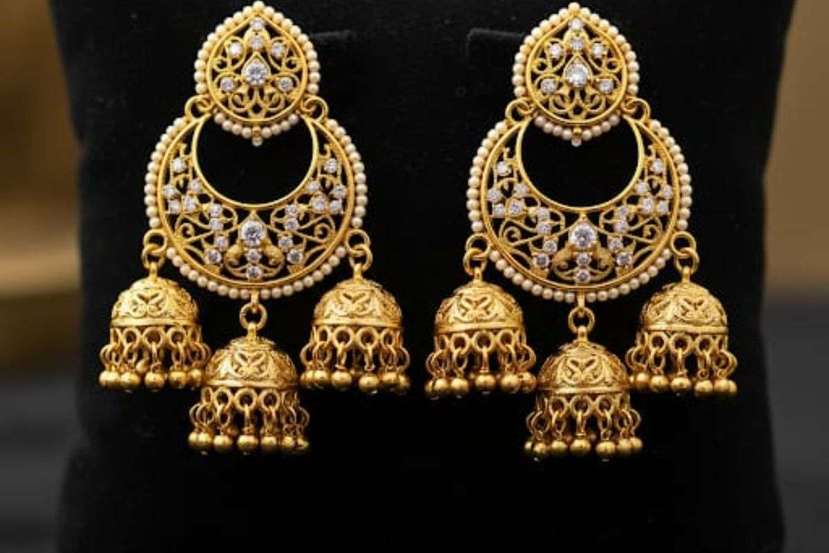 Karwa Chauth Gift Ideas: सिर्फ 10,000 रुपये में दें पत्नी को यह 5 करवा चौथ गिफ्ट, प्यार हो जाएगा और गहरा 1 Jhumka