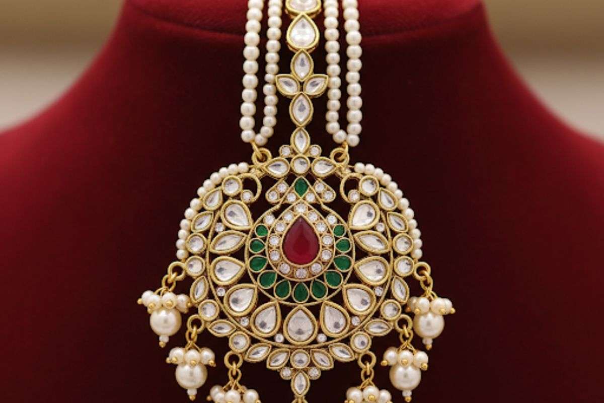 Karwa Chauth Maang Tikka: सिंपल लुक को बनाएं खास, करवा चौथ पर ट्राई करें ये मांग टीका डिजाइन 4 Kundan Maangtikka