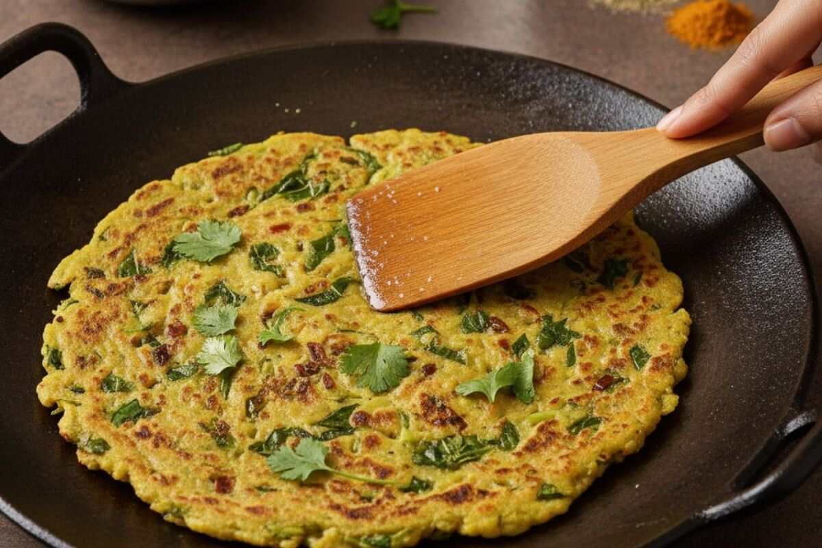 Easy Winter Breakfast Recipes Ideas: सर्दी के मौसम में सुबह की शुरुआत करें टेस्टी ब्रेकफास्ट के साथ, ट्राई करें ये झटपट तैयार होने वाले रेसिपी आइडियाज 1 Methi Chilla Image