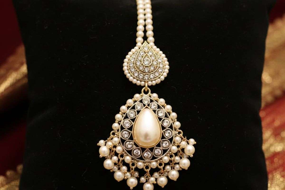 Karwa Chauth Maang Tikka: सिंपल लुक को बनाएं खास, करवा चौथ पर ट्राई करें ये मांग टीका डिजाइन 2 Pearl Maangtikka