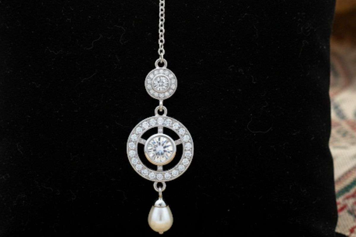 Karwa Chauth Maang Tikka: सिंपल लुक को बनाएं खास, करवा चौथ पर ट्राई करें ये मांग टीका डिजाइन 5 Simple Maang Tikka