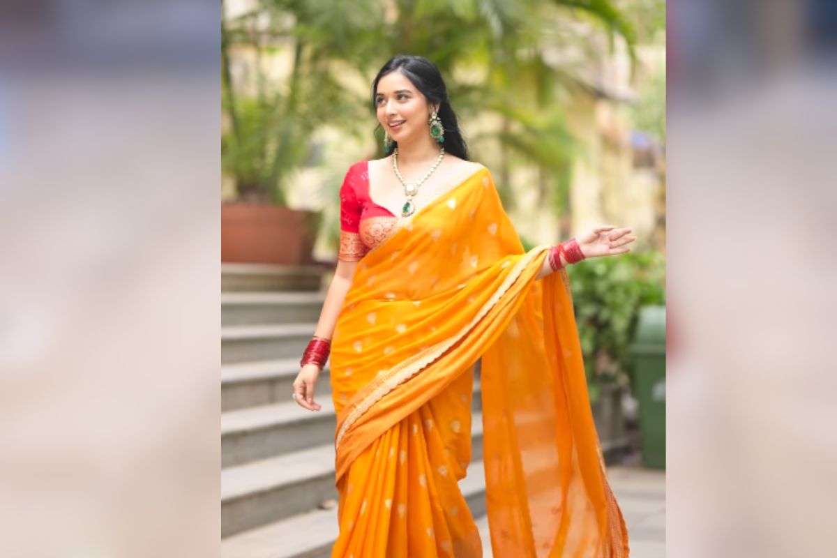 Tanya Mittal Saree Draping For Karwa Chauth: इस त्यौहार पर पाएं तान्या मित्तल जैसा ग्लैमरस साड़ी लुक, सबकी नजर बस आप पर ही टिक जाएंगी 4 Tanya Mittal Orange Saree