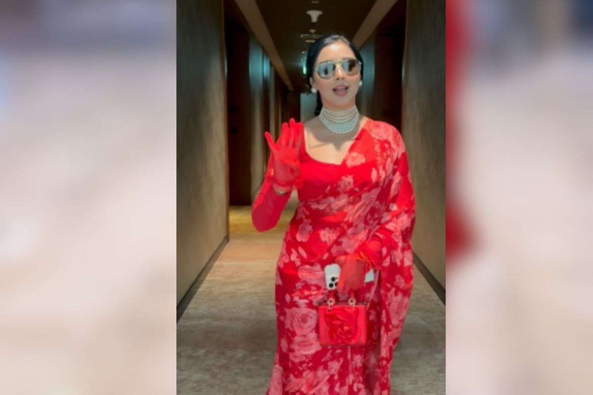 Tanya Mittal Saree Draping For Karwa Chauth: इस त्यौहार पर पाएं तान्या मित्तल जैसा ग्लैमरस साड़ी लुक, सबकी नजर बस आप पर ही टिक जाएंगी 6 Tanya Mittal Red Saree