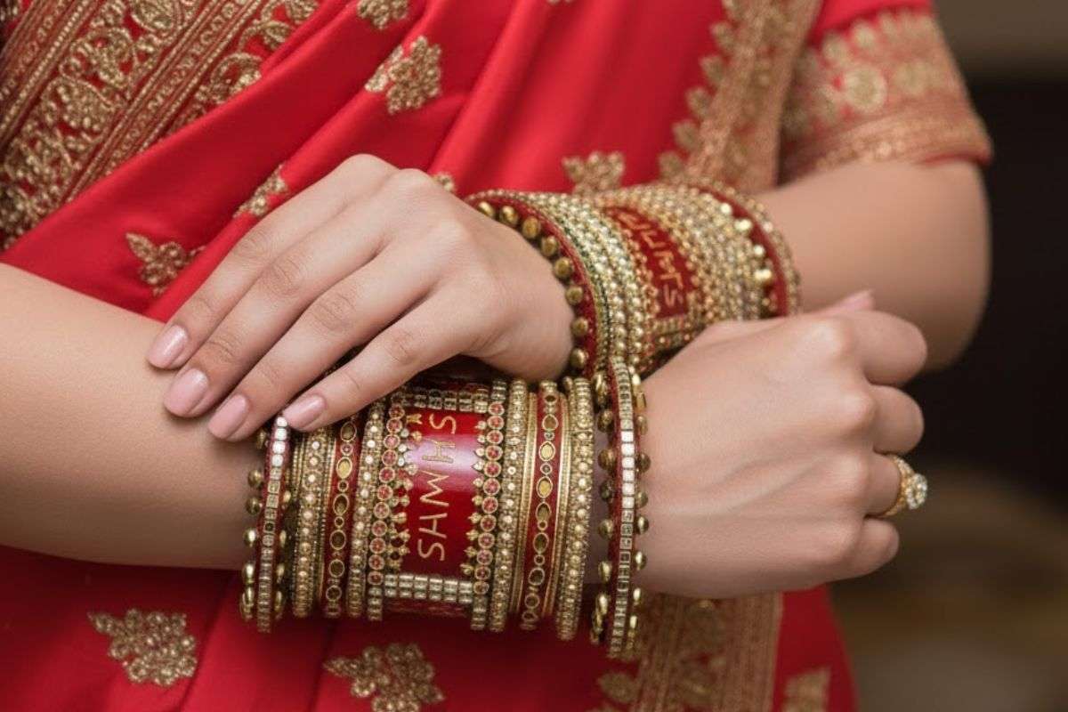 Latest Bridal Chura Designs 2025: वेडिंग डे पर अपने लुक को दे रॉयल टच, पहनें ये लेटेस्ट चूड़ा डिजाइन्स 5 Name Studded Chura Design