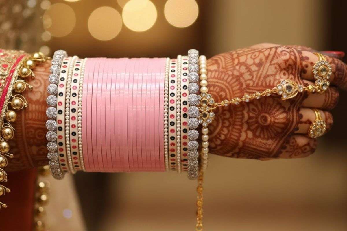 Latest Bridal Chura Designs 2025: वेडिंग डे पर अपने लुक को दे रॉयल टच, पहनें ये लेटेस्ट चूड़ा डिजाइन्स 6 Pink Chura Design