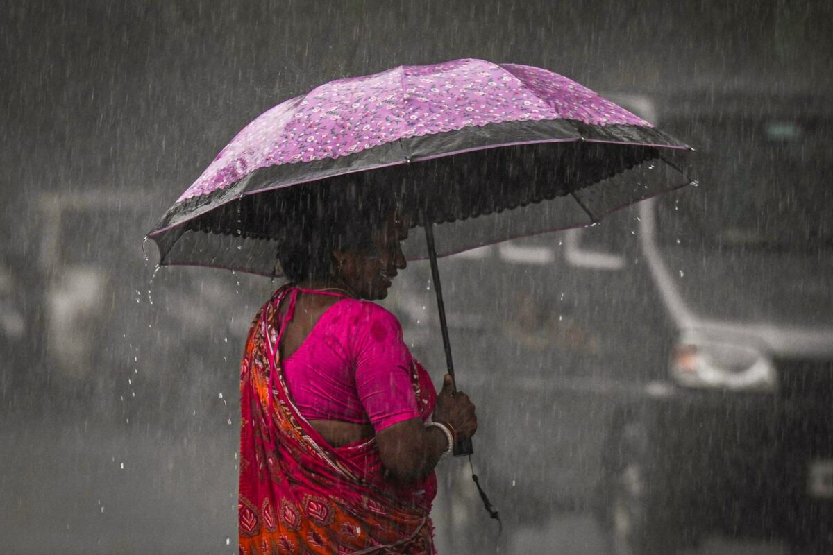 भारी बारिश का अलर्ट: 48 घंटे में बदलेगा मौसम, शीत लहर से बढ़ेगी कड़ाके की ठंड, 10,11,12 और 13 नवंबर को इन राज्यों में बारिश का अलर्ट बारिश की चेतावनी 6 3