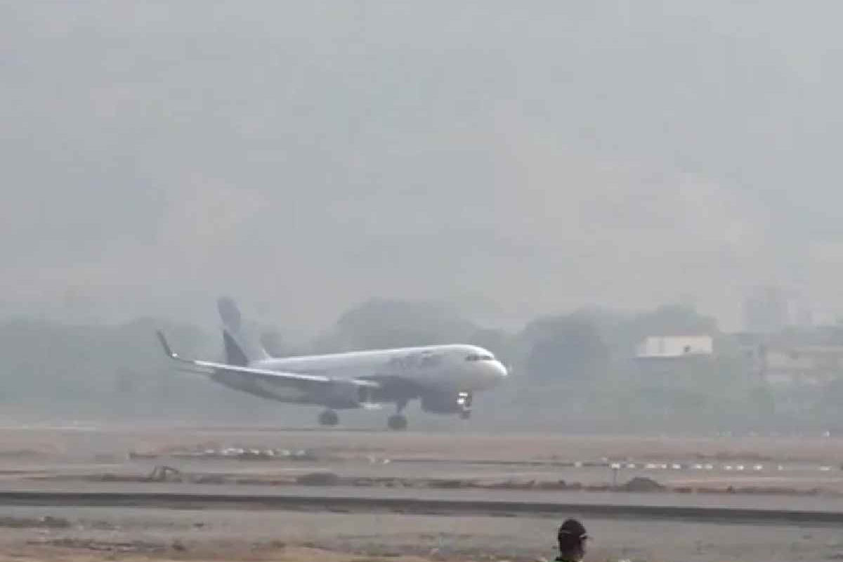 Delhi Airport Flight Disruption: घने कोहरे का भयानक असर, हवाई सफर पर पड़ने लगा असर, कई फ्लाइट्स लेट