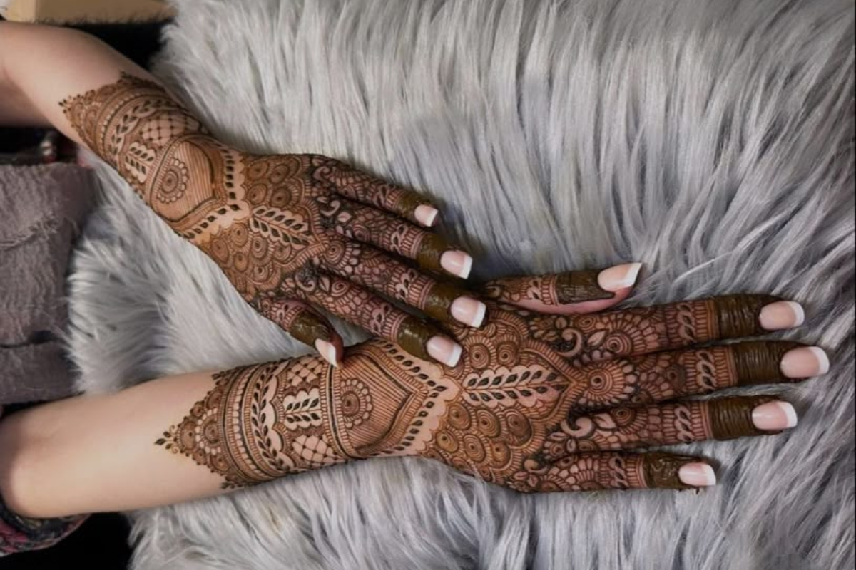 Backside Mehndi Design: हाथों की खूबसूरती बढ़ाने के लिए ट्राय करें ये लेटेस्ट और स्टाइलिश बैक साइड मेहंदी डिजाइंस 1 Full Backside Mehndi Design