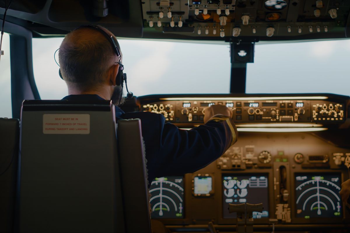 VIDEO: पैसे दो, तभी उड़ेगा प्लेन! पायलट ने खुद को कॉकपिट में बंद कर किया हाई-वोल्टेज ड्रामा, यात्रियों में मचा हड़कंप