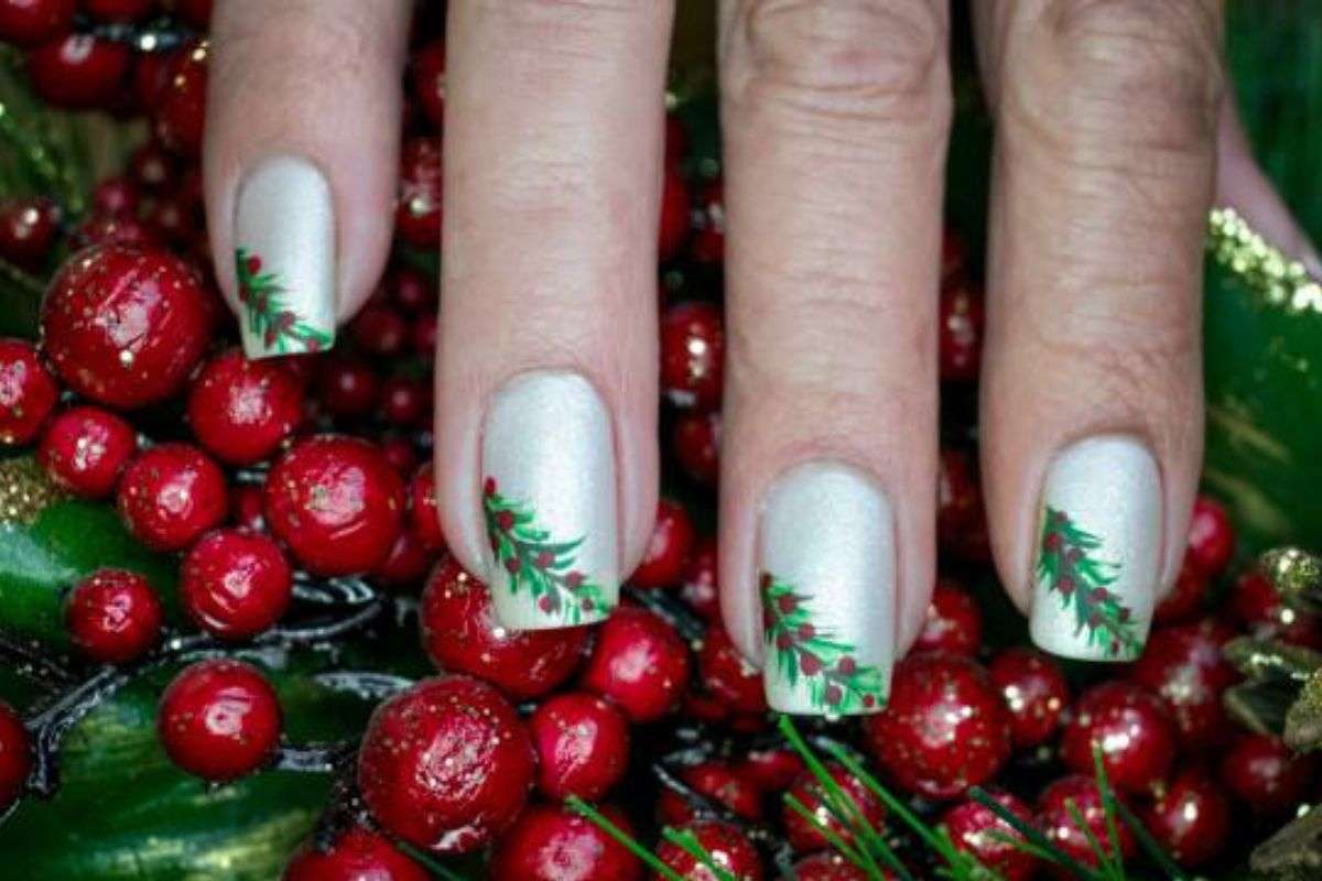 Mistleto Nail Art For Christmas