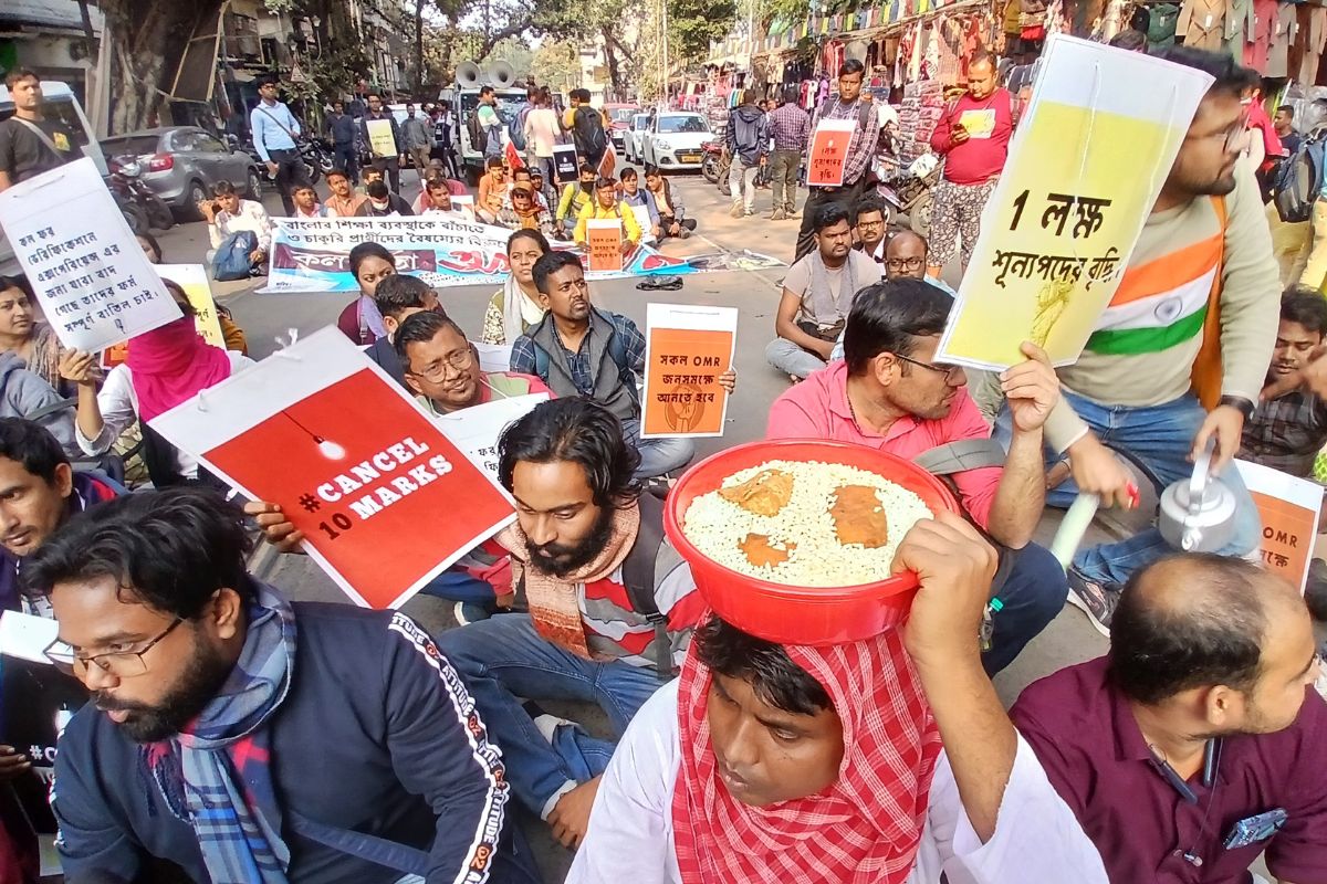 ममता बनर्जी के बयान से नाराज एसएससी अभ्यर्थी सड़क पर उतरे, चाय-पकौड़े लेकर किया प्रदर्शन