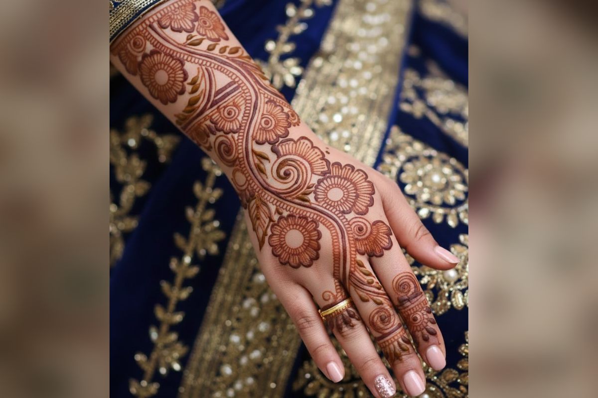 Easy Mehndi Design: खास फंक्शन हो या त्योहार, हाथों में आसानी से लगाएं ये आकर्षक मेहंदी डिजाइन 2 Simple Floral Mehndi Design