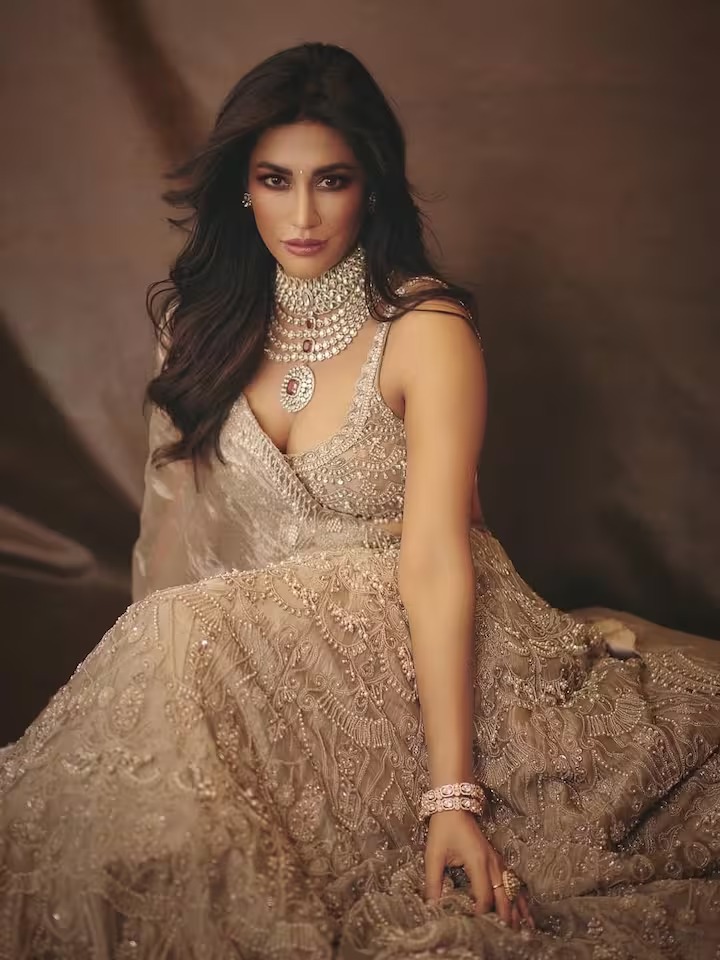 Chitrangada Singh Photos: 49 की उम्र में भी ये हीरोइन ढहाती है 'कहर', फोटो देख दिल दे बैठेंगे आप 8 Whatsapp Image 2025 12 13 At 3.09.31 Pm