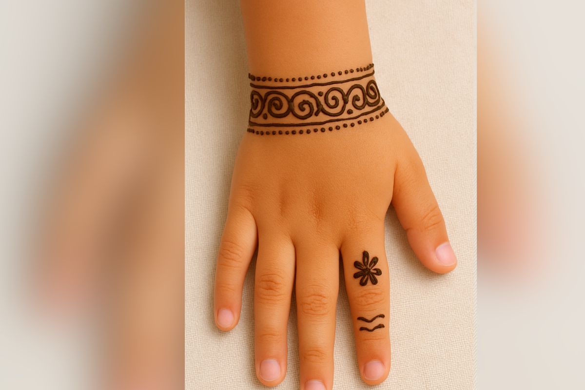 Cute Mehndi Designs For Kids: छोटे बच्चों को लगानी है मेहंदी, यहां देखे क्यूट और ट्रेंडिंग डिजाइन 5 Bracelet Mehndi Design (Ai Generated)