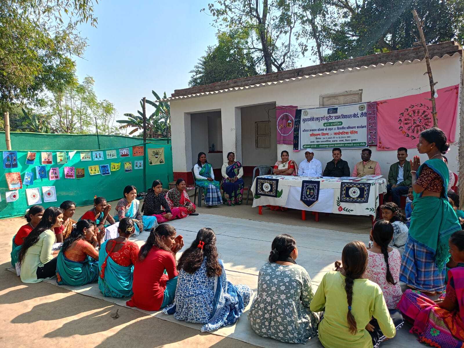 महिलाओं को मिली जादोपटिया पेंटिंग की जानकारी, लगी प्रदर्शनी