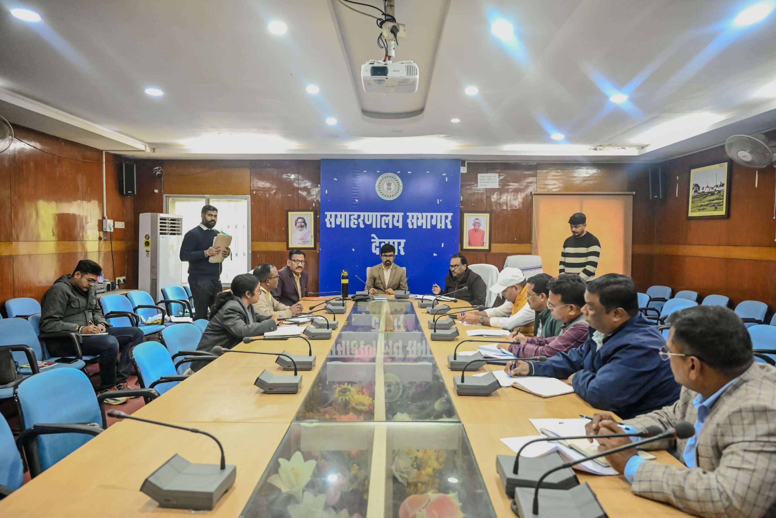 Deoghar News : लंबित म्यूटेशन और आवेदनों का शत-प्रतिशत निष्पादन करें : डीसी