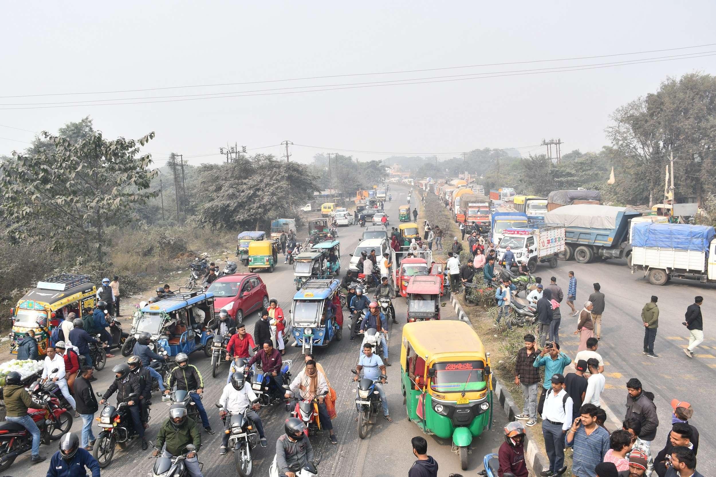 Bokaro News : घंटों जाम रहा नया मोड़ बिरसा चौक व आइटीआइ मोड़, आत्मदाह का प्रयास