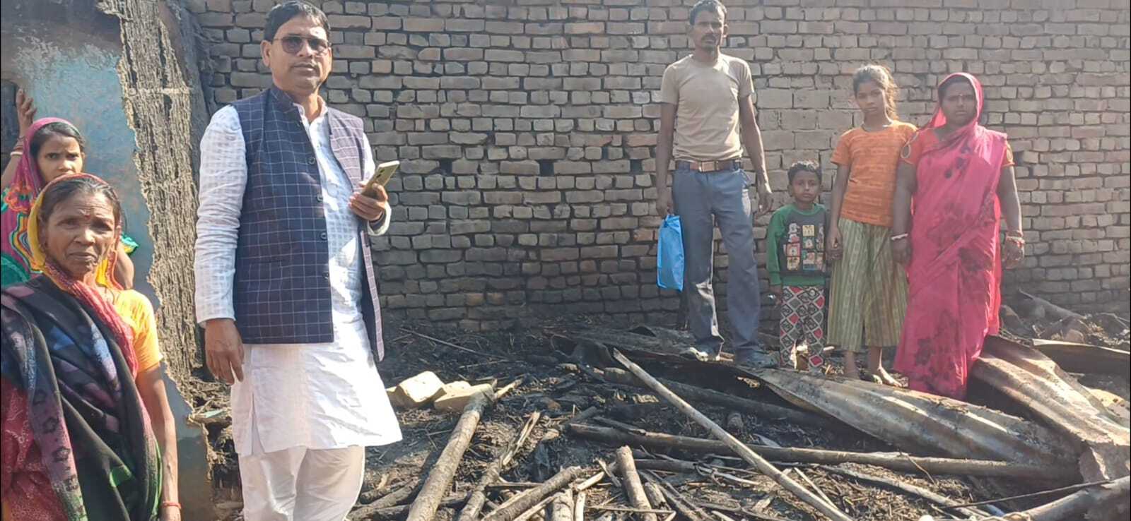 मालोपाड़ा गांव में आग लगने से चार घर जले