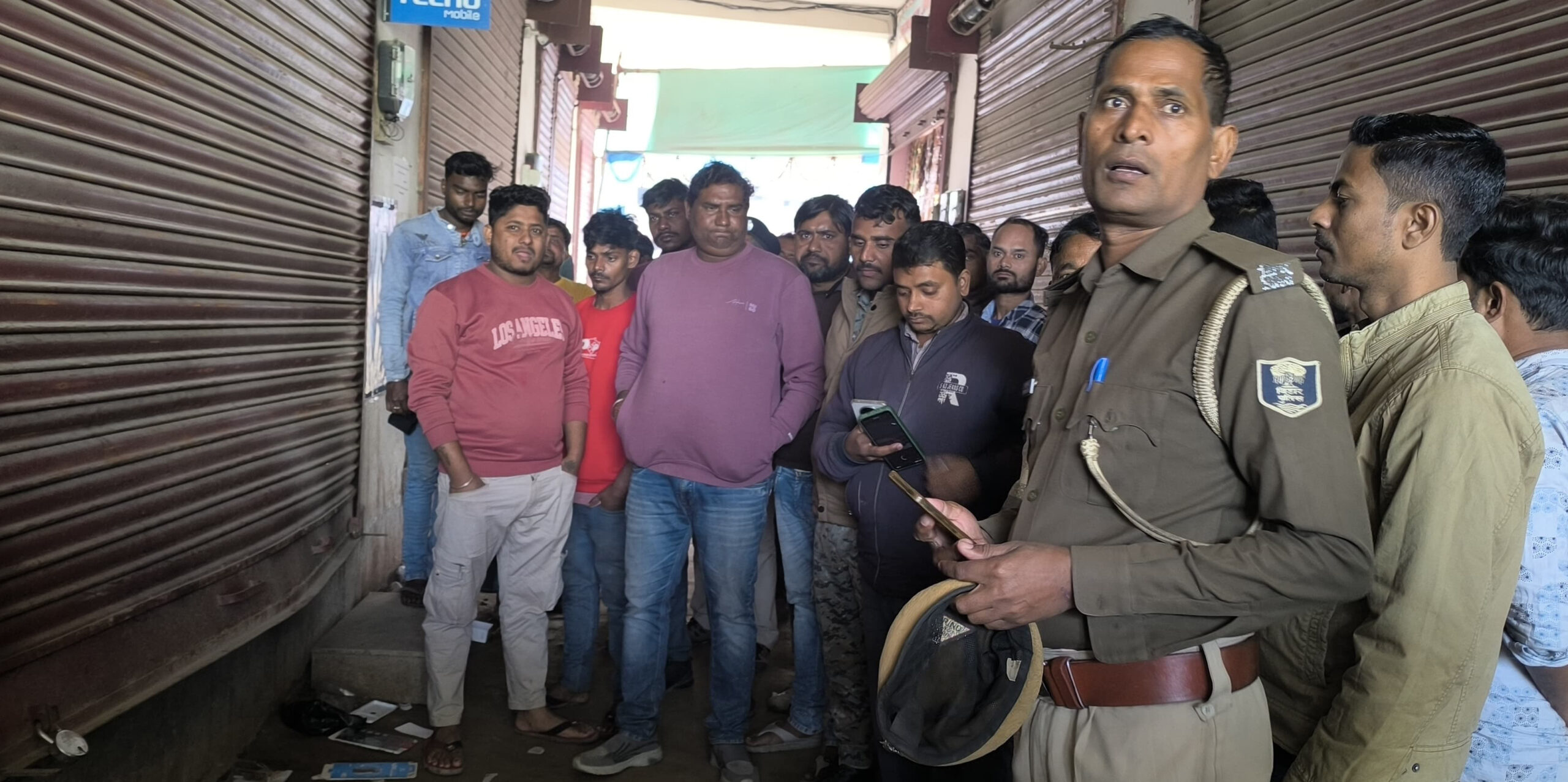 मोबाइल दुकान का शटर तोड़ नौ मोबाइल समेत ढाई लाख की चोरी